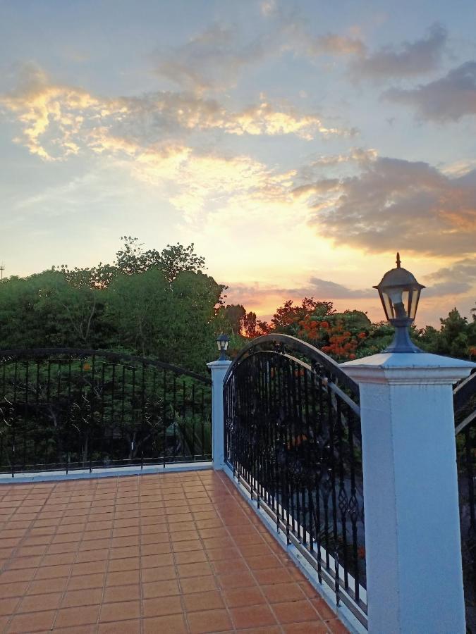 El Castillo Bed&Breakfast Angono Exterior foto